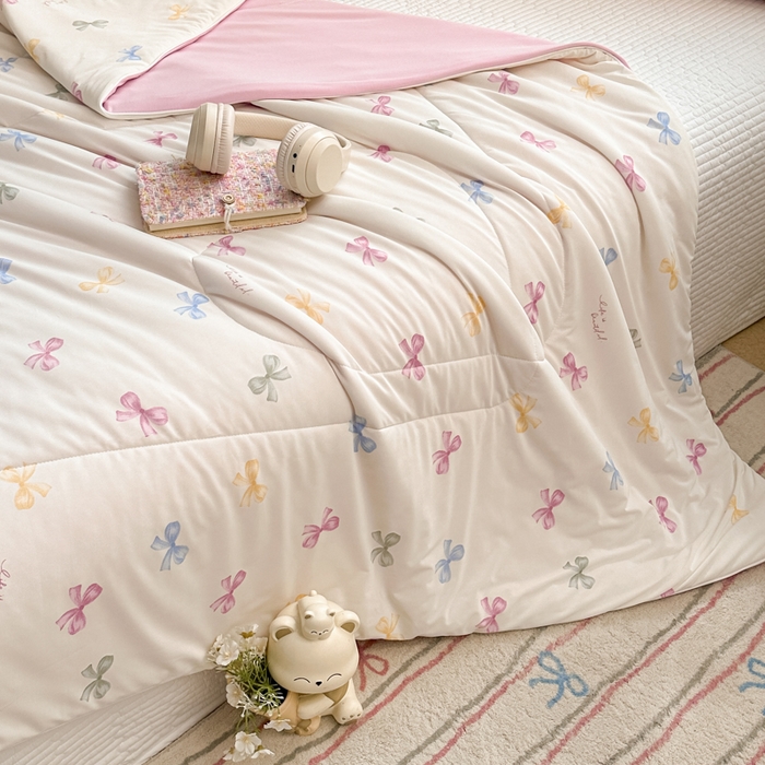 91家纺网 家纺一手货源 找家纺 鑫琪莱家纺 2026新款印花冰皮软心凉凉被夏被 半夏彩蝶-粉