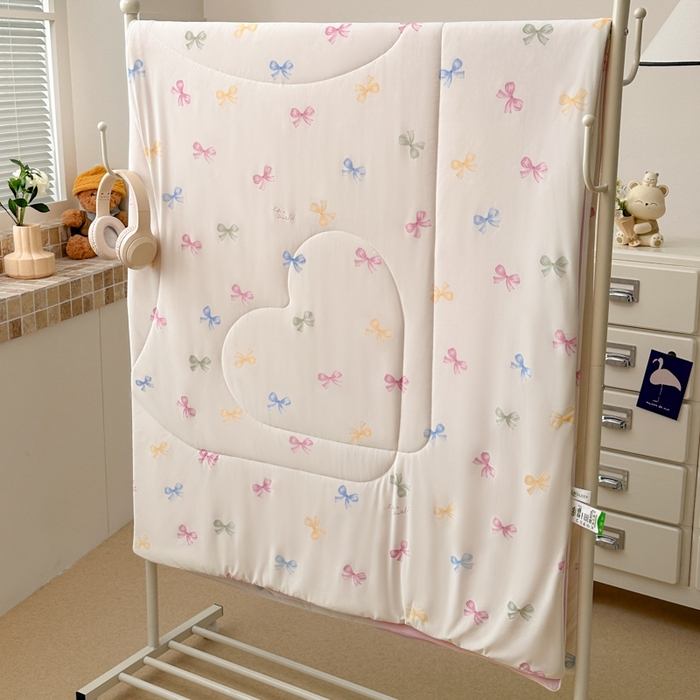 91家纺网 家纺一手货源 找家纺 鑫琪莱家纺 2026新款印花冰皮软心凉凉被夏被 半夏彩蝶-粉