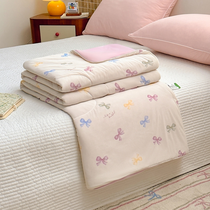 91家纺网 家纺一手货源 找家纺 鑫琪莱家纺 2026新款印花冰皮软心凉凉被夏被 半夏彩蝶-粉