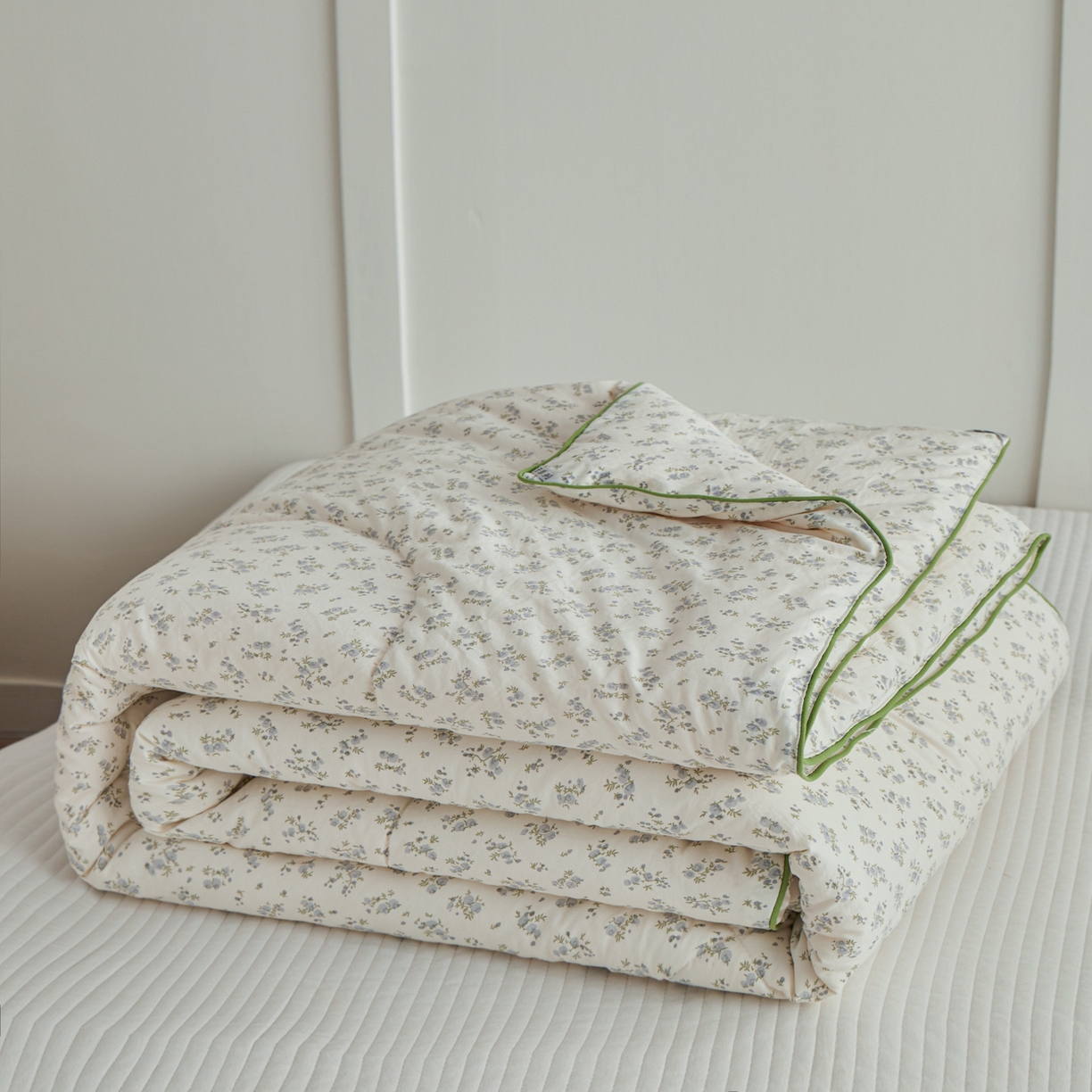 91家纺网 家纺一手货源 找家纺 尊妙被业 2026新款小奶芙大豆夏被夏凉被空调被 春日浮光