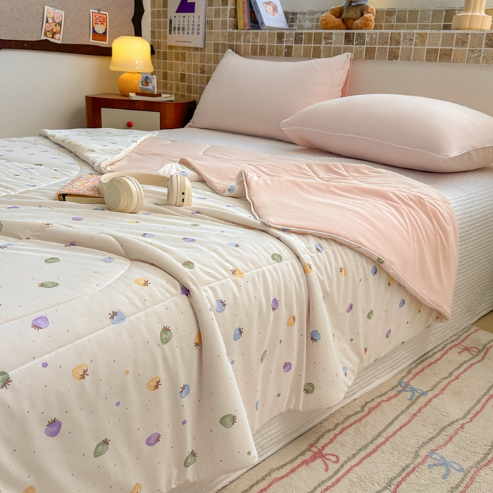 91家纺网 家纺一手货源 找家纺 鑫琪莱家纺 2026新款印花冰皮软心凉凉被夏被 彩莓物语-白