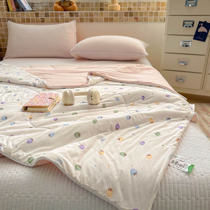 91家纺网 家纺一手货源 找家纺 鑫琪莱家纺 2026新款印花冰皮软心凉凉被夏被 彩莓物语-白