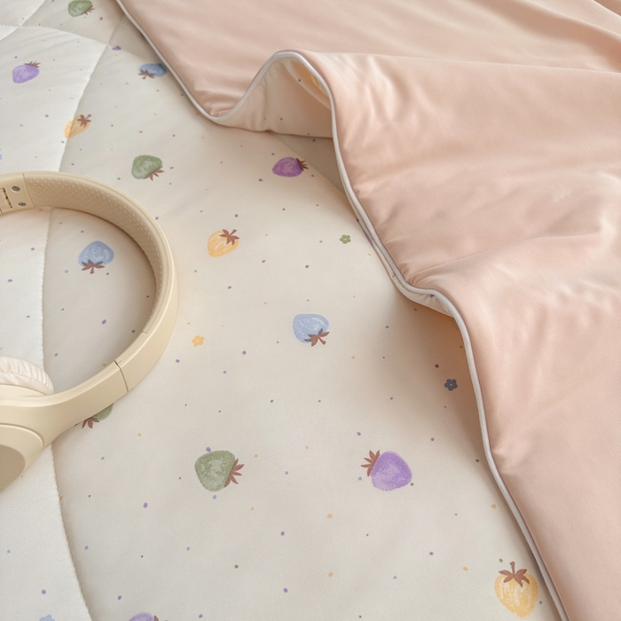 91家纺网 家纺一手货源 找家纺 鑫琪莱家纺 2026新款印花冰皮软心凉凉被夏被 彩莓物语-白