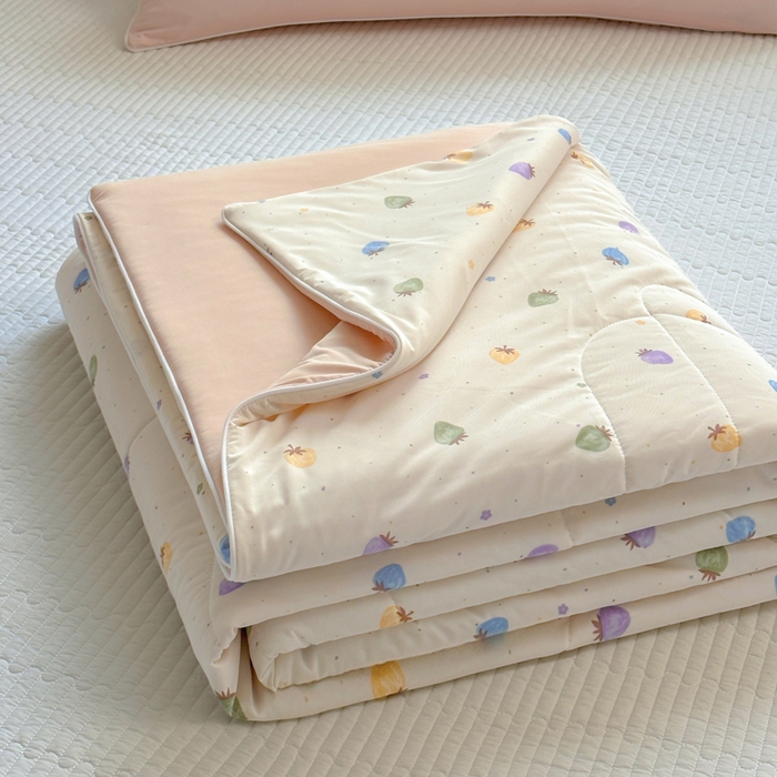 91家纺网 家纺一手货源 找家纺 鑫琪莱家纺 2026新款印花冰皮软心凉凉被夏被 彩莓物语-白