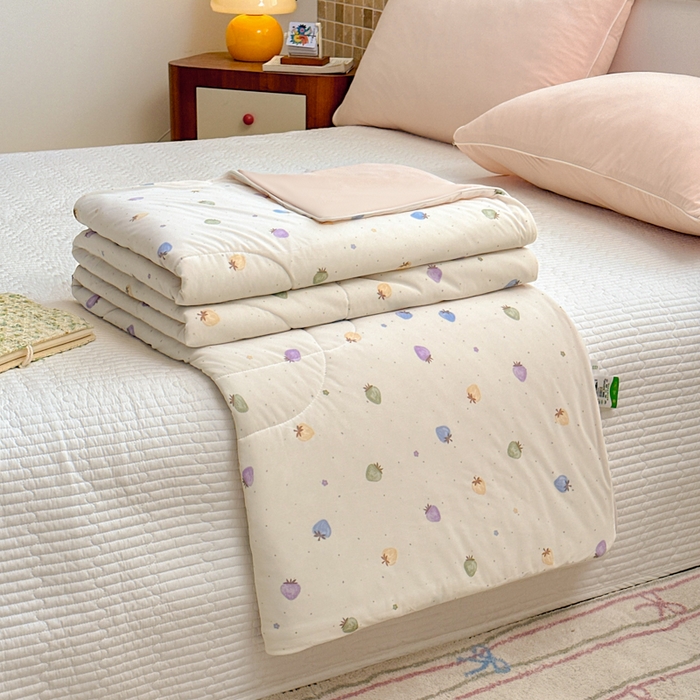 91家纺网 家纺一手货源 找家纺 鑫琪莱家纺 2026新款印花冰皮软心凉凉被夏被 彩莓物语-白