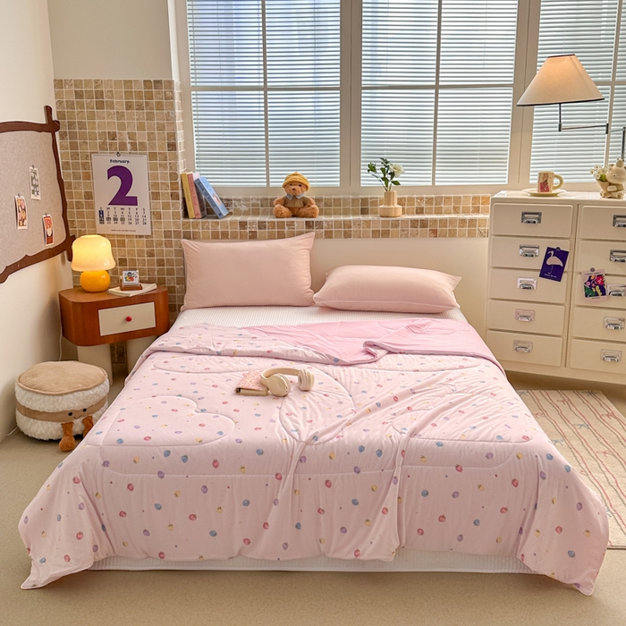 91家纺网 家纺一手货源 找家纺 鑫琪莱家纺 2026新款印花冰皮软心凉凉被夏被 彩莓物语-粉