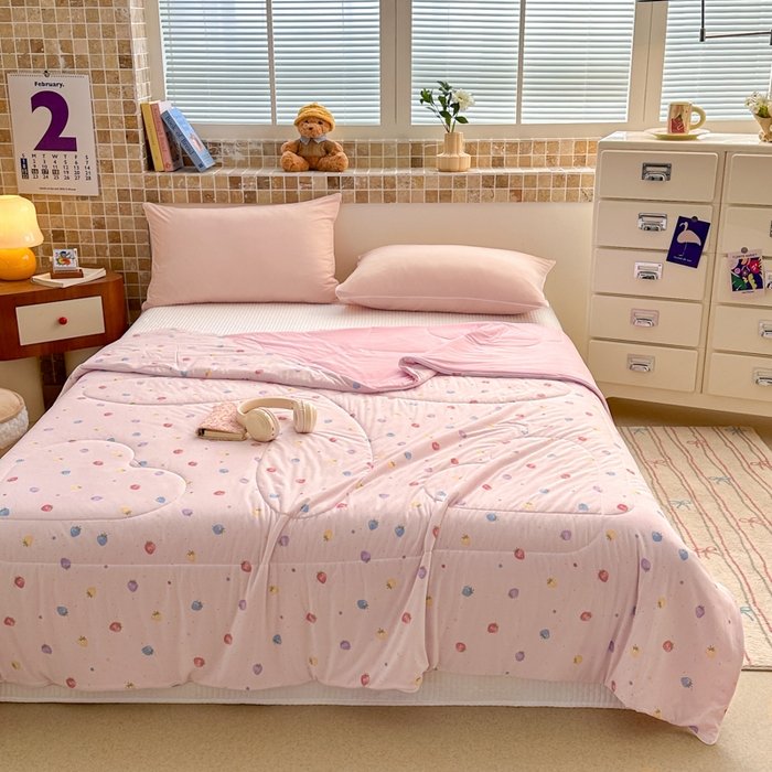 91家纺网 家纺一手货源 找家纺 鑫琪莱家纺 2026新款印花冰皮软心凉凉被夏被 彩莓物语-粉