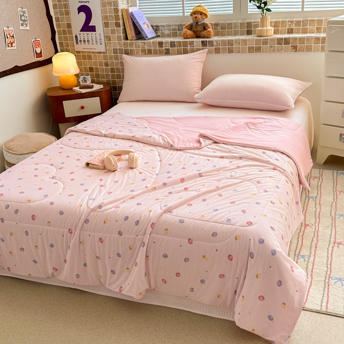 91家纺网 家纺一手货源 找家纺 鑫琪莱家纺 2026新款印花冰皮软心凉凉被夏被 彩莓物语-粉