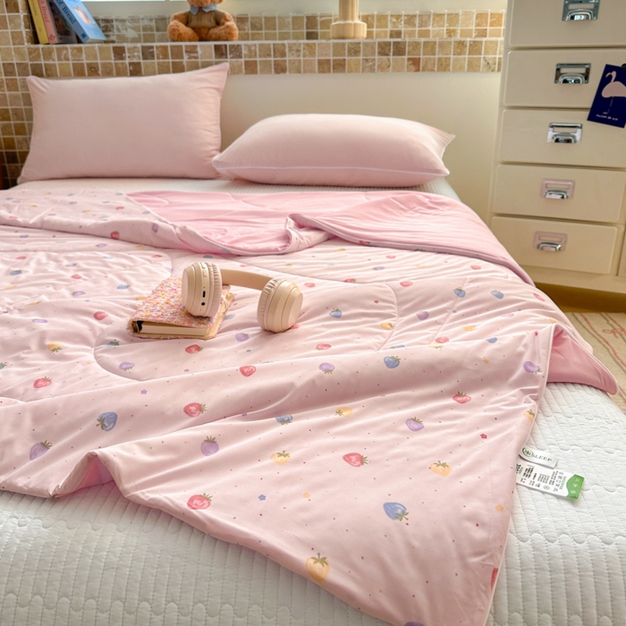 91家纺网 家纺一手货源 找家纺 鑫琪莱家纺 2026新款印花冰皮软心凉凉被夏被 彩莓物语-粉