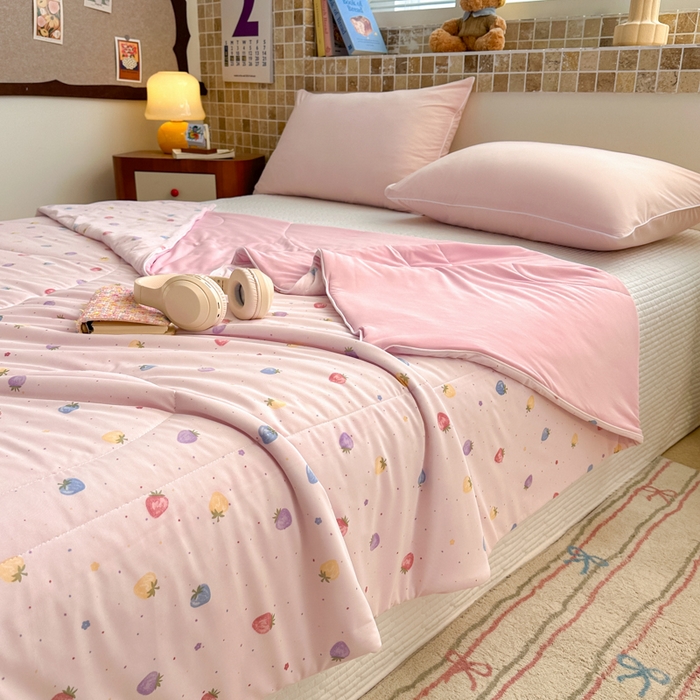 91家纺网 家纺一手货源 找家纺 鑫琪莱家纺 2026新款印花冰皮软心凉凉被夏被 彩莓物语-粉