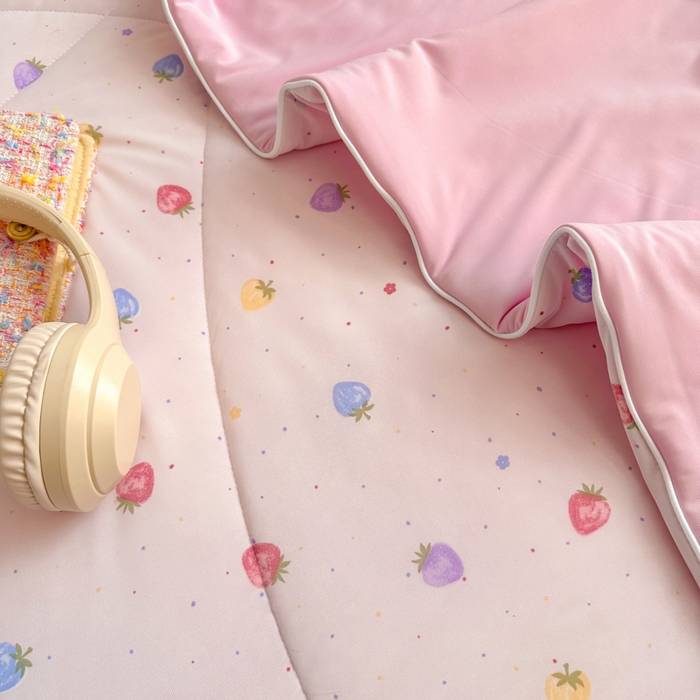 91家纺网 家纺一手货源 找家纺 鑫琪莱家纺 2026新款印花冰皮软心凉凉被夏被 彩莓物语-粉