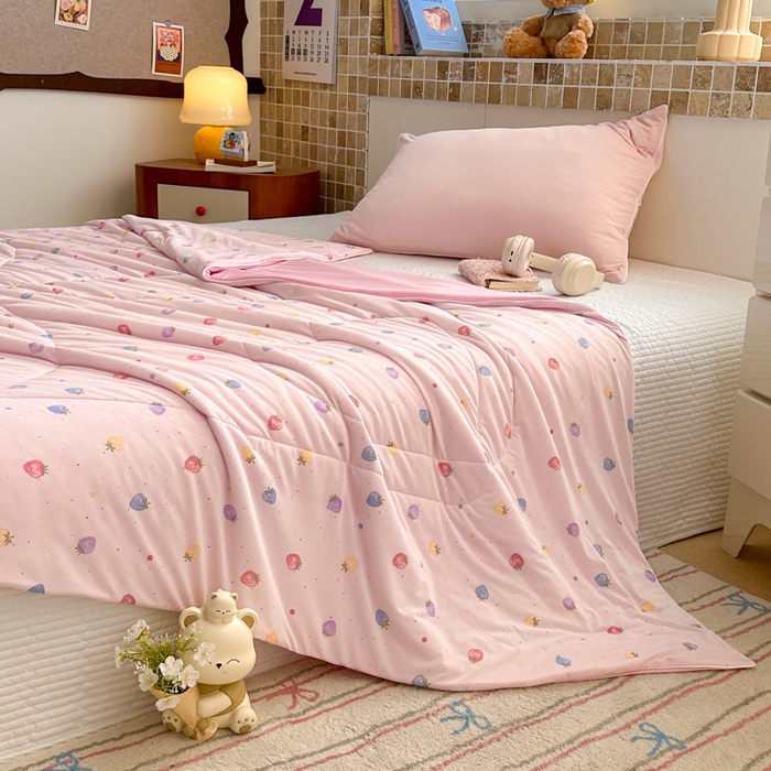 91家纺网 家纺一手货源 找家纺 鑫琪莱家纺 2026新款印花冰皮软心凉凉被夏被 彩莓物语-粉