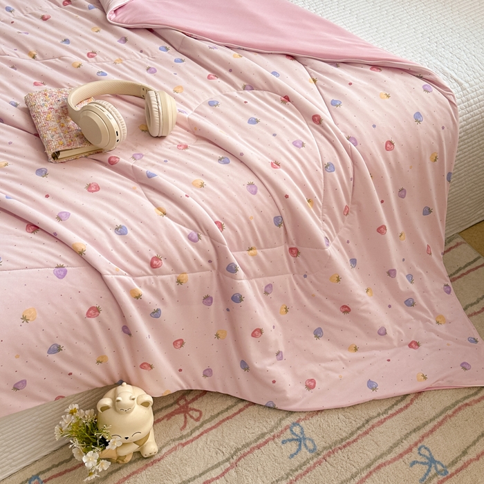 91家纺网 家纺一手货源 找家纺 鑫琪莱家纺 2026新款印花冰皮软心凉凉被夏被 彩莓物语-粉