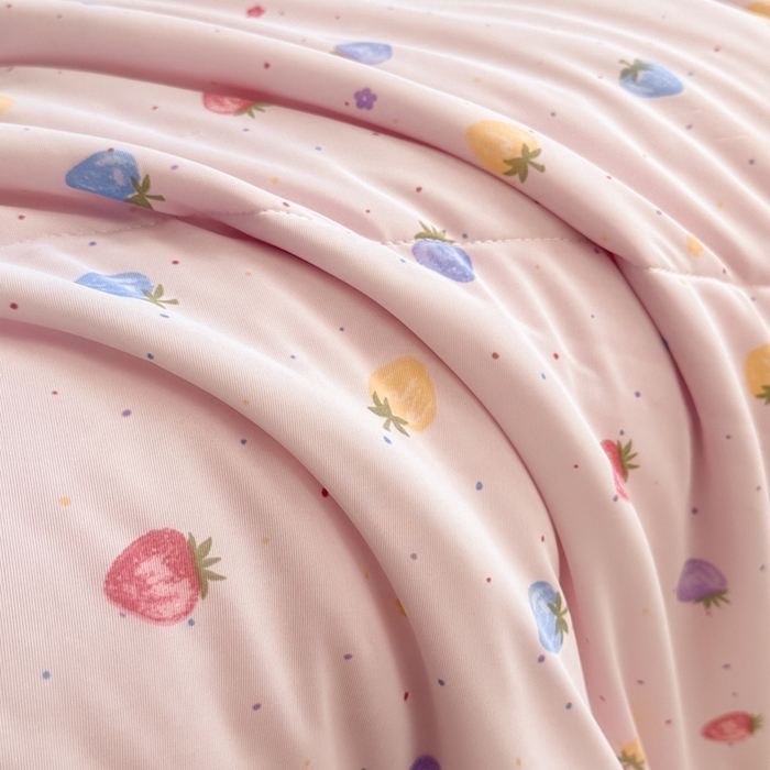 91家纺网 家纺一手货源 找家纺 鑫琪莱家纺 2026新款印花冰皮软心凉凉被夏被 彩莓物语-粉