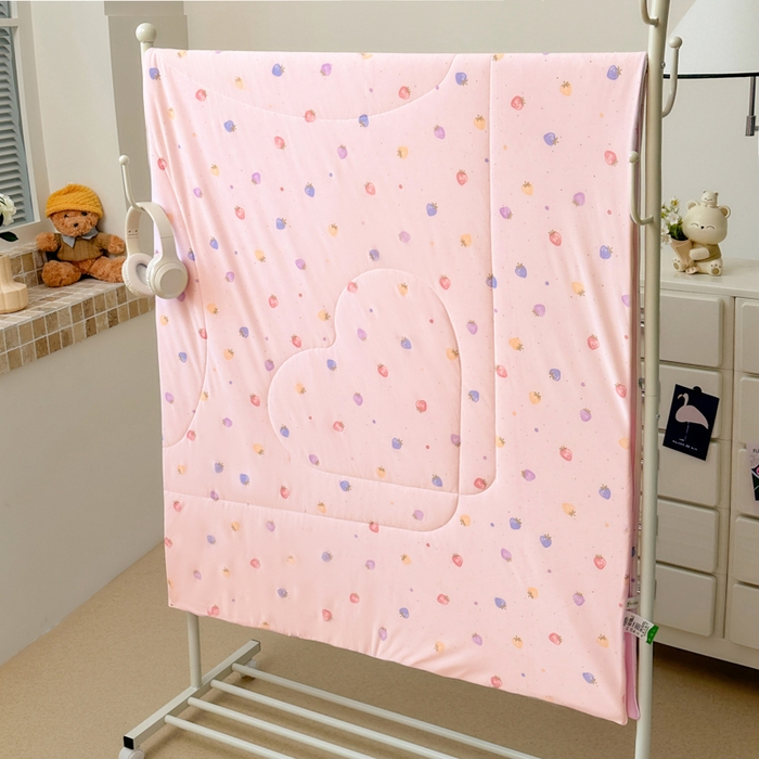 91家纺网 家纺一手货源 找家纺 鑫琪莱家纺 2026新款印花冰皮软心凉凉被夏被 彩莓物语-粉