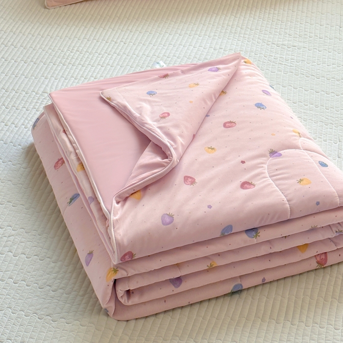 91家纺网 家纺一手货源 找家纺 鑫琪莱家纺 2026新款印花冰皮软心凉凉被夏被 彩莓物语-粉