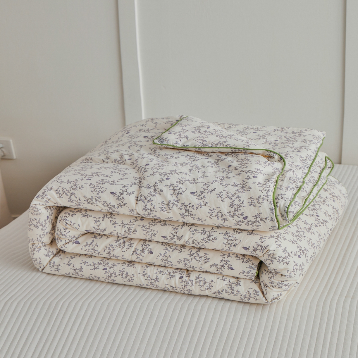 91家纺网 家纺一手货源 找家纺 尊妙被业 2026新款小奶芙大豆夏被夏凉被空调被 花连枝