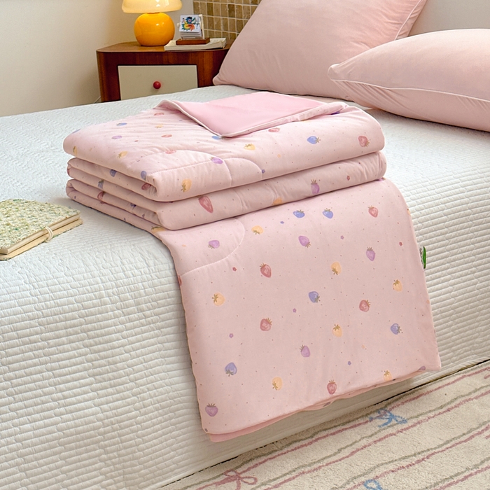 91家纺网 家纺一手货源 找家纺 鑫琪莱家纺 2026新款印花冰皮软心凉凉被夏被 彩莓物语-粉