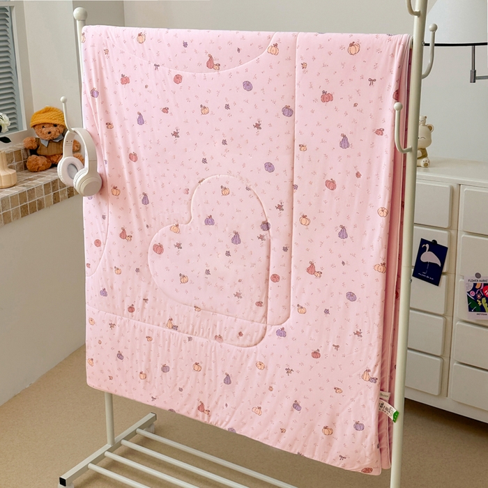 91家纺网 家纺一手货源 找家纺 鑫琪莱家纺 2026新款印花冰皮软心凉凉被夏被 瓜田夏梦-粉