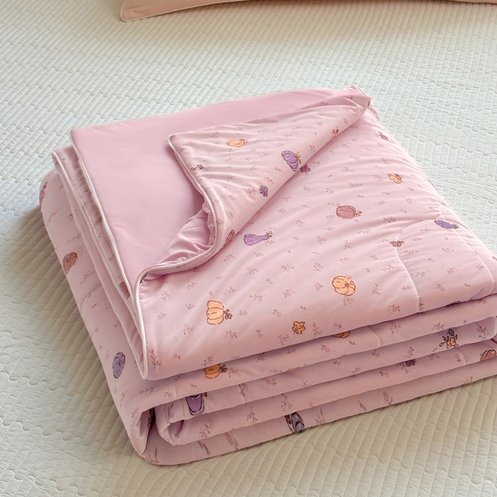 91家纺网 家纺一手货源 找家纺 鑫琪莱家纺 2026新款印花冰皮软心凉凉被夏被 瓜田夏梦-粉