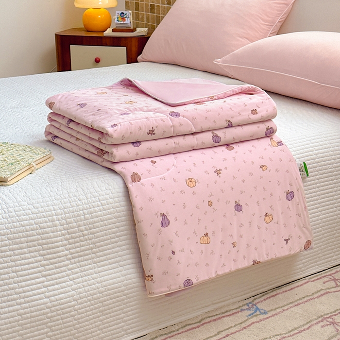 91家纺网 家纺一手货源 找家纺 鑫琪莱家纺 2026新款印花冰皮软心凉凉被夏被 瓜田夏梦-粉