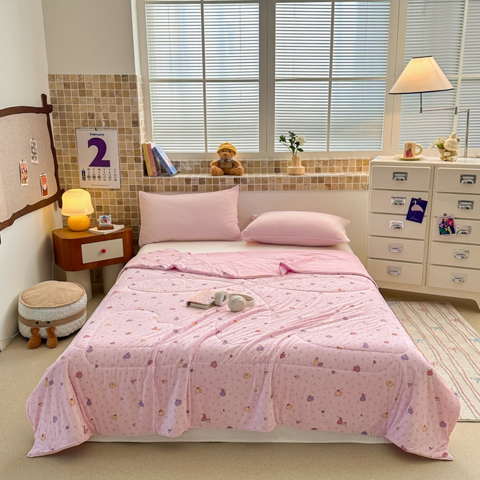 91家纺网 家纺一手货源 找家纺 鑫琪莱家纺 2026新款印花冰皮软心凉凉被夏被 瓜田夏梦-粉