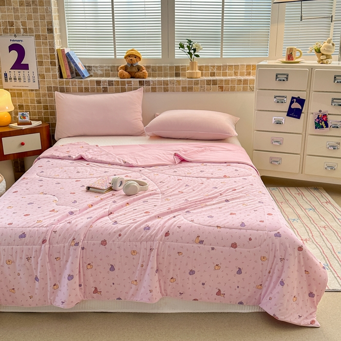 91家纺网 家纺一手货源 找家纺 鑫琪莱家纺 2026新款印花冰皮软心凉凉被夏被 瓜田夏梦-粉