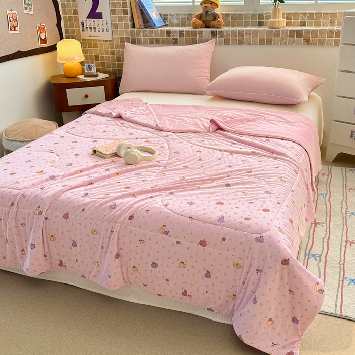 91家纺网 家纺一手货源 找家纺 鑫琪莱家纺 2026新款印花冰皮软心凉凉被夏被 瓜田夏梦-粉