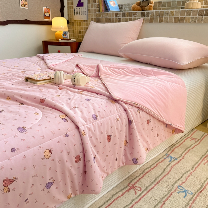 91家纺网 家纺一手货源 找家纺 鑫琪莱家纺 2026新款印花冰皮软心凉凉被夏被 瓜田夏梦-粉