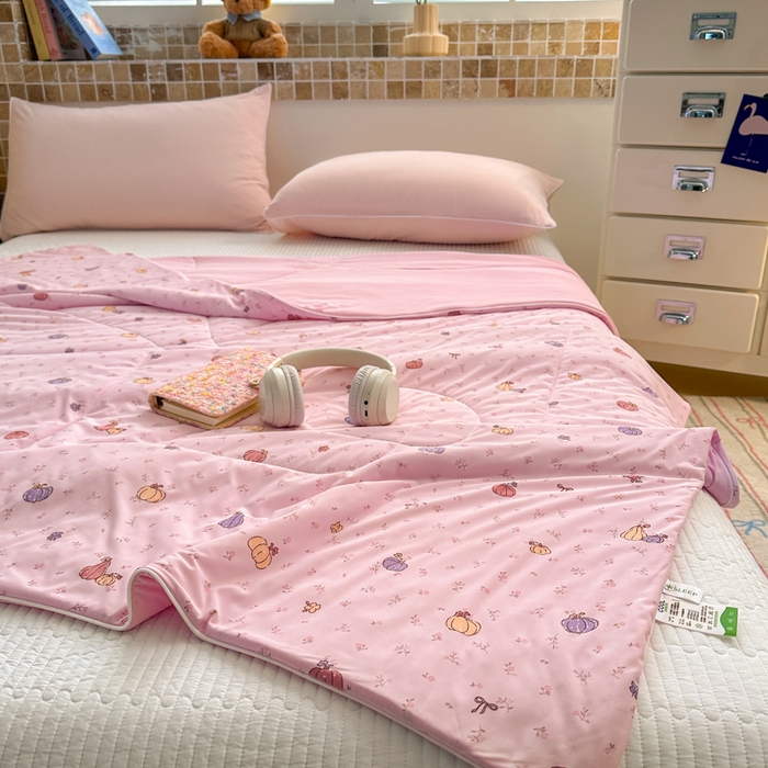 91家纺网 家纺一手货源 找家纺 鑫琪莱家纺 2026新款印花冰皮软心凉凉被夏被 瓜田夏梦-粉