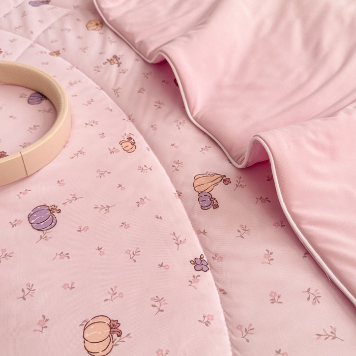 91家纺网 家纺一手货源 找家纺 鑫琪莱家纺 2026新款印花冰皮软心凉凉被夏被 瓜田夏梦-粉