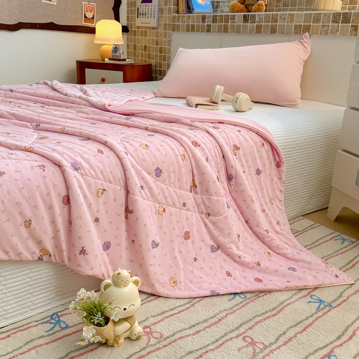 91家纺网 家纺一手货源 找家纺 鑫琪莱家纺 2026新款印花冰皮软心凉凉被夏被 瓜田夏梦-粉