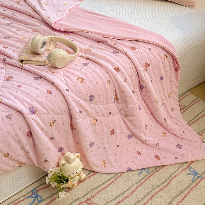 91家纺网 家纺一手货源 找家纺 鑫琪莱家纺 2026新款印花冰皮软心凉凉被夏被 瓜田夏梦-粉