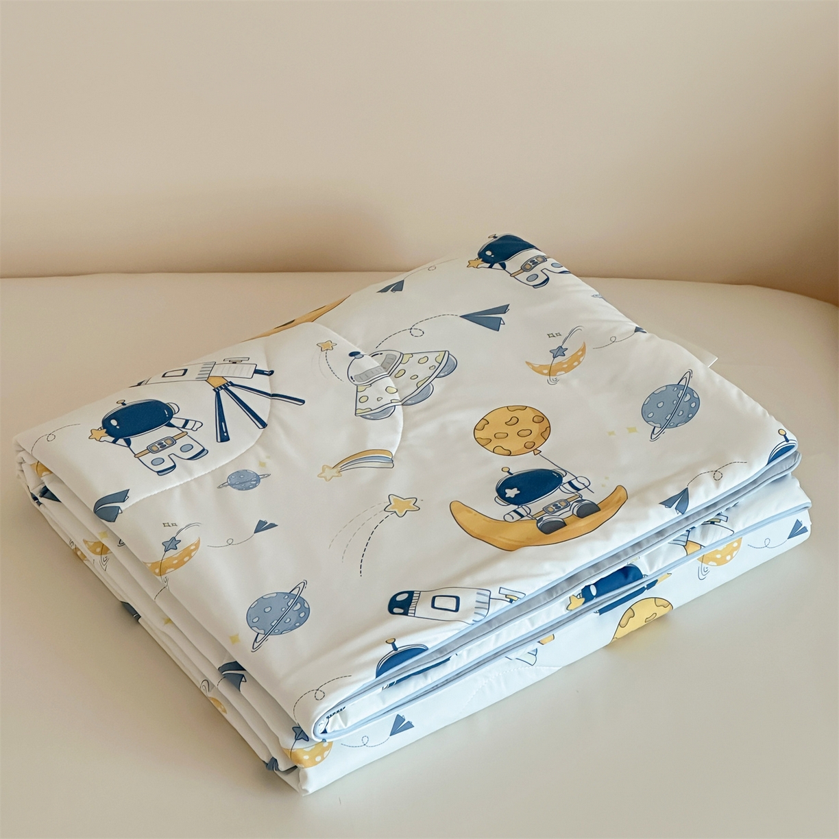 91家纺网 家纺一手货源 找家纺 傲蕾良品 2026新款【冷凝一号】高定锦氨针织蚕丝冰皮被 遨游太空