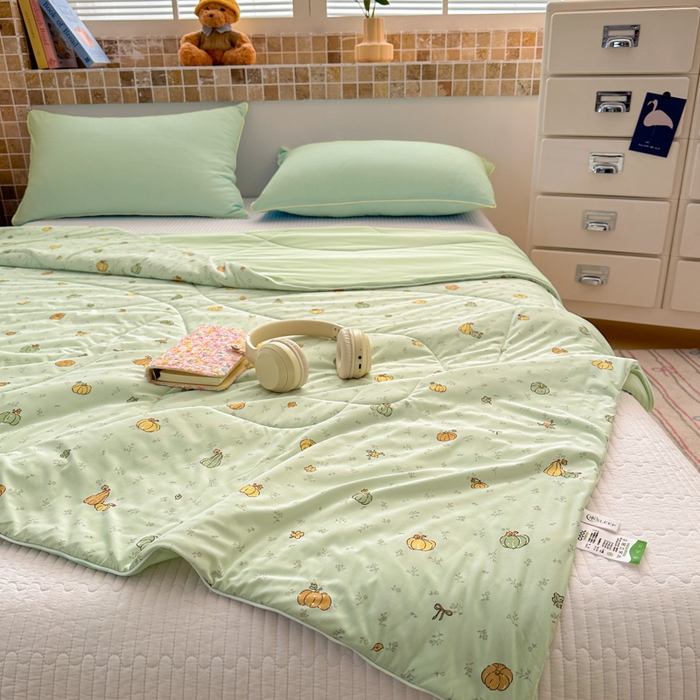 91家纺网 家纺一手货源 找家纺 鑫琪莱家纺 2026新款印花冰皮软心凉凉被夏被 瓜田夏梦-绿