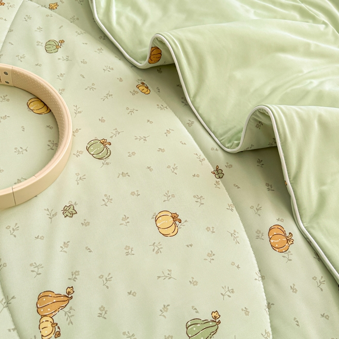 91家纺网 家纺一手货源 找家纺 鑫琪莱家纺 2026新款印花冰皮软心凉凉被夏被 瓜田夏梦-绿