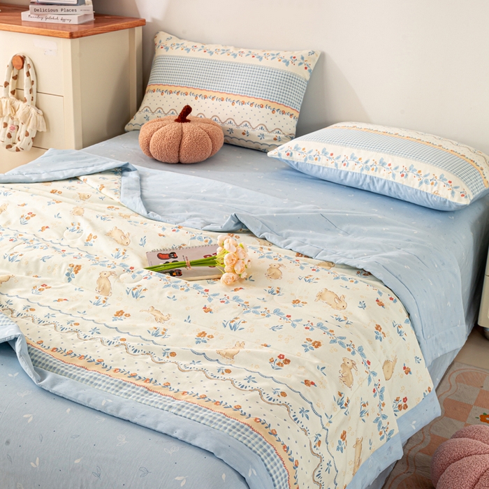 91家纺网 家纺一手货源 找家纺 红日子纺织品 2026新款全棉印花夏被夏凉被空调被 花宠乐章