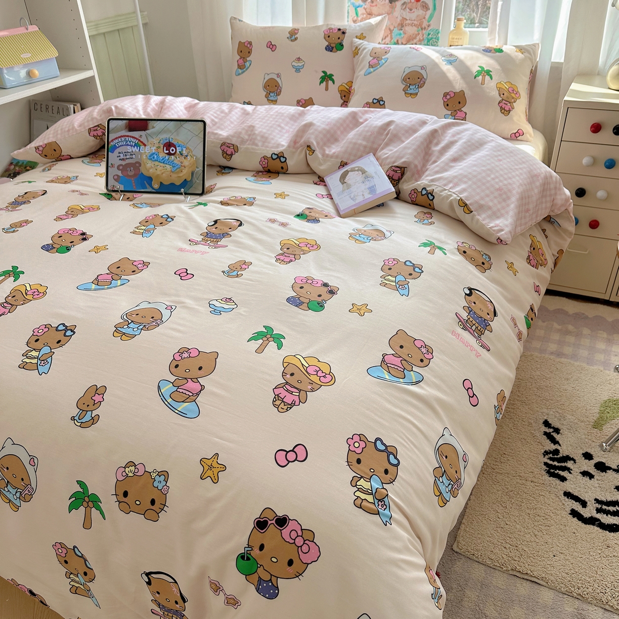 91家纺网 家纺一手货源 找家纺 六巷胡同 2026新款40支全棉13070INS卡通单品被套 度假冲浪猫