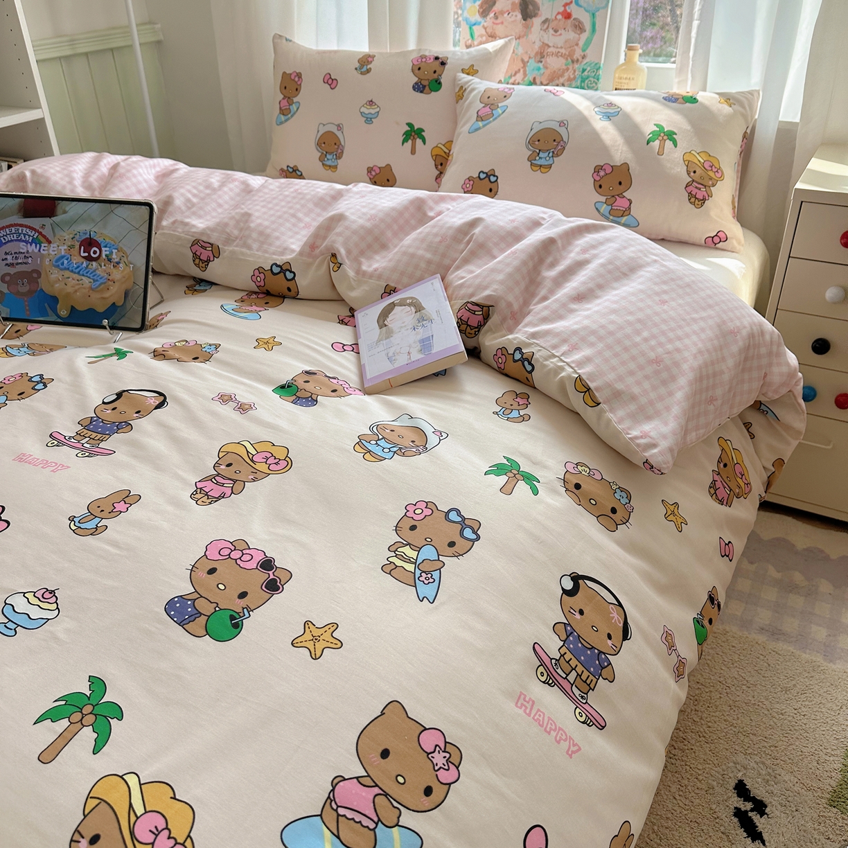 91家纺网 家纺一手货源 找家纺 六巷胡同 2026新款40支全棉13070INS卡通单品被套 度假冲浪猫