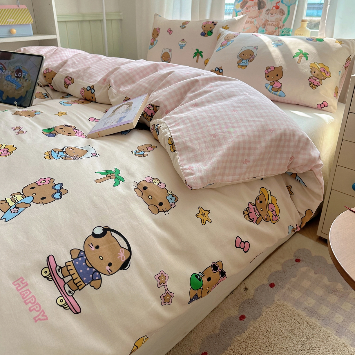 91家纺网 家纺一手货源 找家纺 六巷胡同 2026新款40支全棉13070INS卡通单品被套 度假冲浪猫