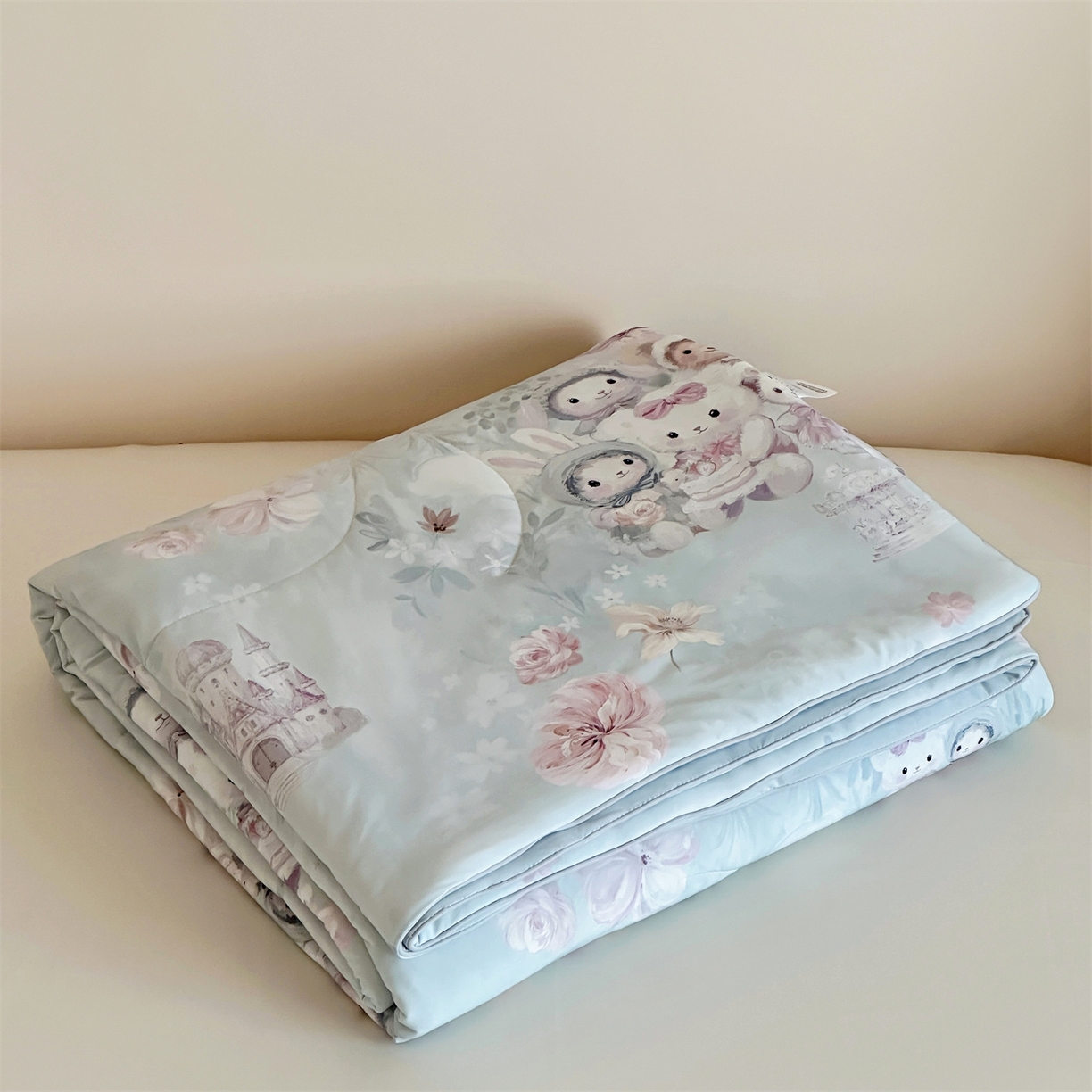 91家纺网 家纺一手货源 找家纺 傲蕾良品 2026新款【冷凝一号】高定锦氨针织蚕丝冰皮被 布偶娃娃