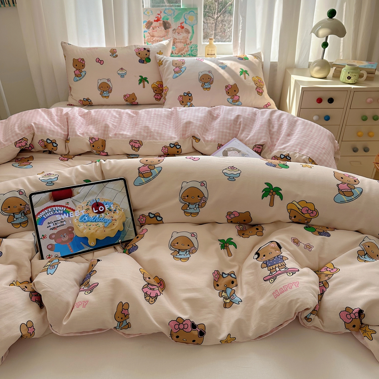 91家纺网 家纺一手货源 找家纺 六巷胡同 2026新款40支全棉13070INS卡通单品被套 度假冲浪猫