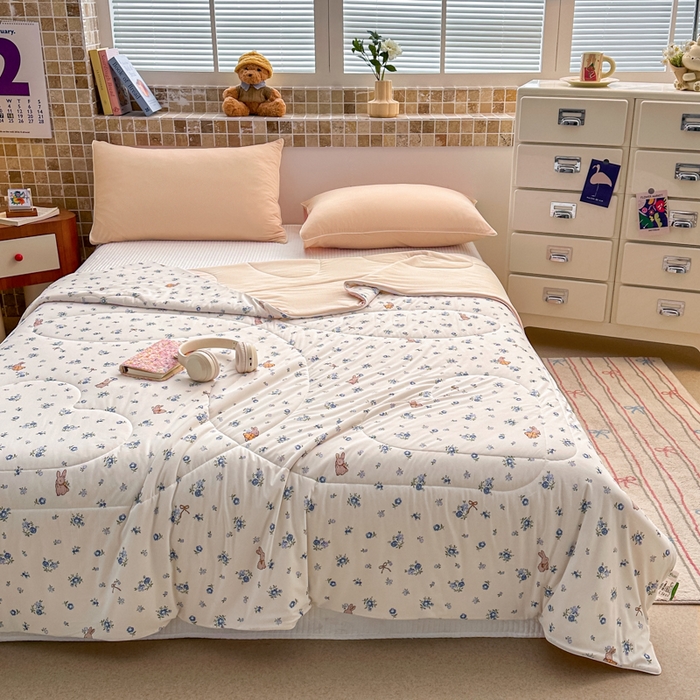 91家纺网 家纺一手货源 找家纺 鑫琪莱家纺 2026新款印花冰皮软心凉凉被夏被 蓝叶小兔-咖