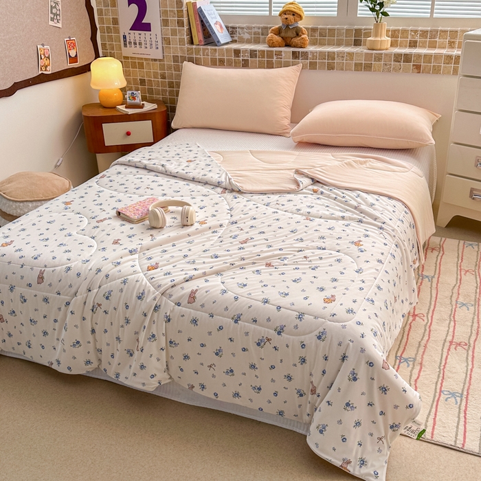 91家纺网 家纺一手货源 找家纺 鑫琪莱家纺 2026新款印花冰皮软心凉凉被夏被 蓝叶小兔-咖