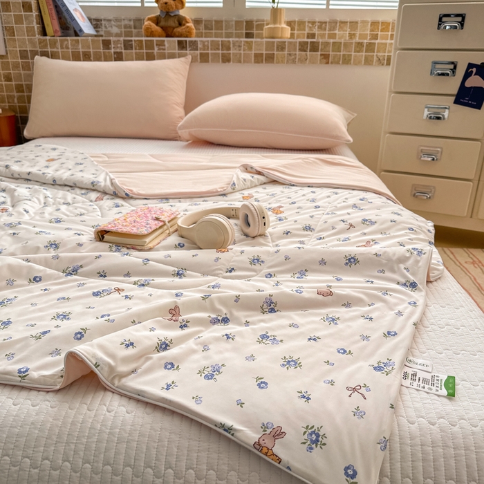 91家纺网 家纺一手货源 找家纺 鑫琪莱家纺 2026新款印花冰皮软心凉凉被夏被 蓝叶小兔-咖