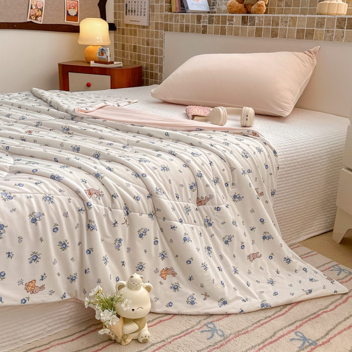 91家纺网 家纺一手货源 找家纺 鑫琪莱家纺 2026新款印花冰皮软心凉凉被夏被 蓝叶小兔-咖