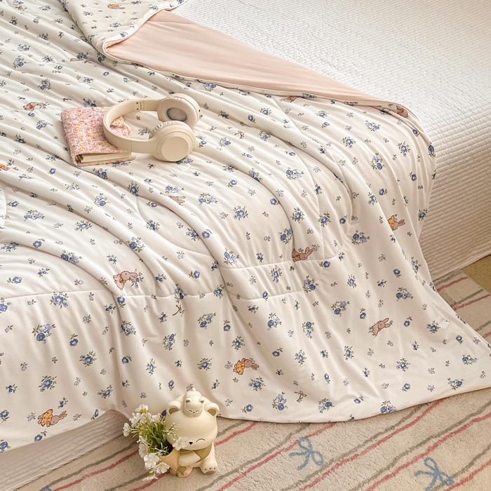 91家纺网 家纺一手货源 找家纺 鑫琪莱家纺 2026新款印花冰皮软心凉凉被夏被 蓝叶小兔-咖