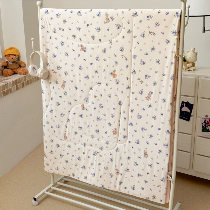 91家纺网 家纺一手货源 找家纺 鑫琪莱家纺 2026新款印花冰皮软心凉凉被夏被 蓝叶小兔-咖