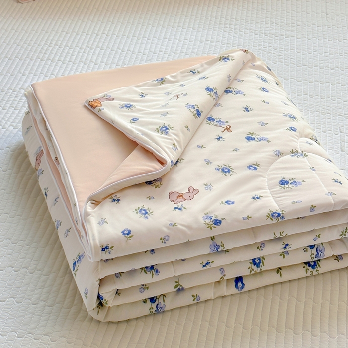 91家纺网 家纺一手货源 找家纺 鑫琪莱家纺 2026新款印花冰皮软心凉凉被夏被 蓝叶小兔-咖