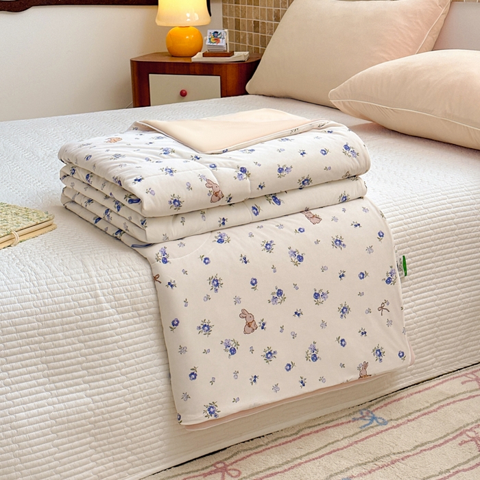 91家纺网 家纺一手货源 找家纺 鑫琪莱家纺 2026新款印花冰皮软心凉凉被夏被 蓝叶小兔-咖